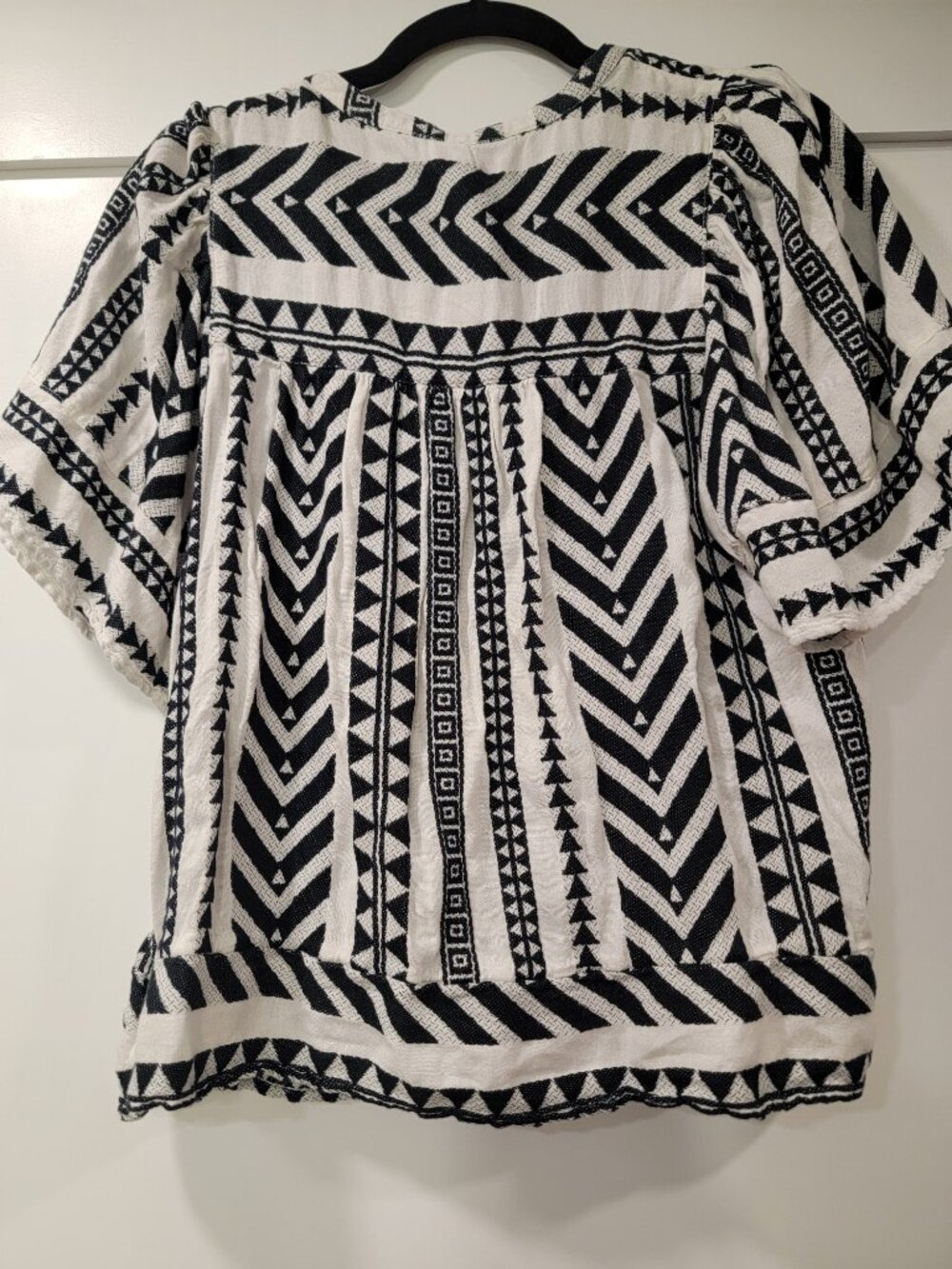 Old Navy Bohemian Split V-Neck Flutter Sleeve Top Size Medium - Picture 3 of 5